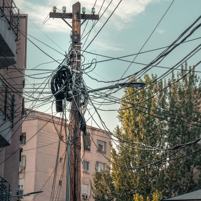 Électricien câblant un tableau électrique sur un chantier