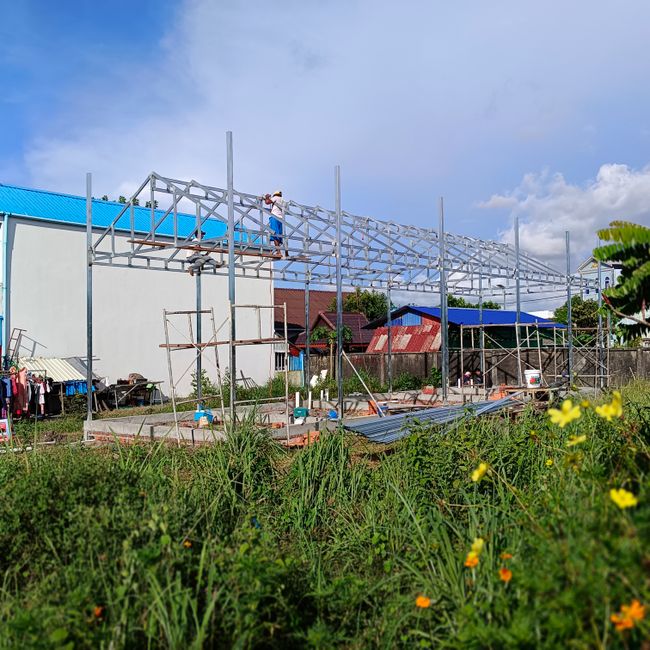 Charpente en cours de pose sur un bâtiment en construction