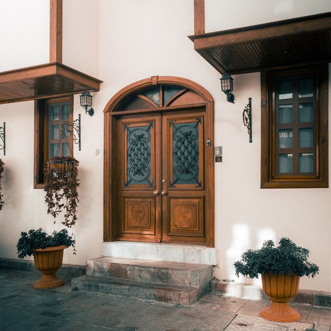 Menuisier posant une fenêtre dans une maison en construction