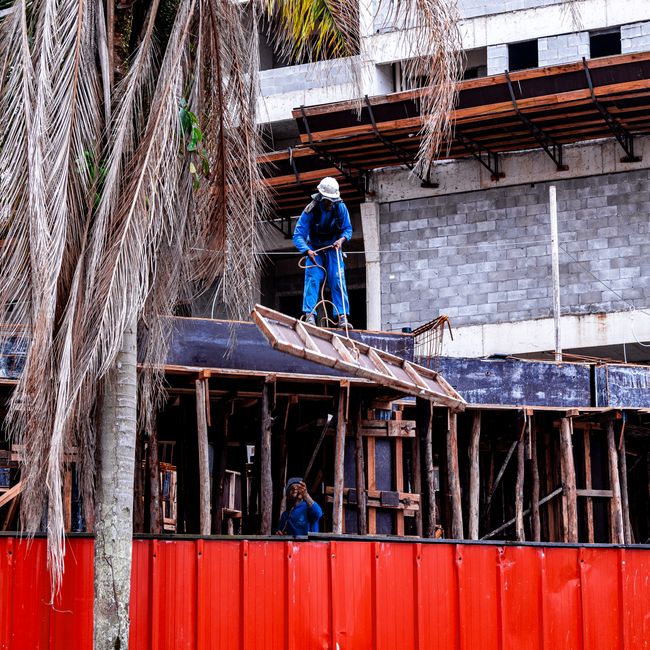 Ouvriers réalisant des travaux de maçonnerie sur un chantier