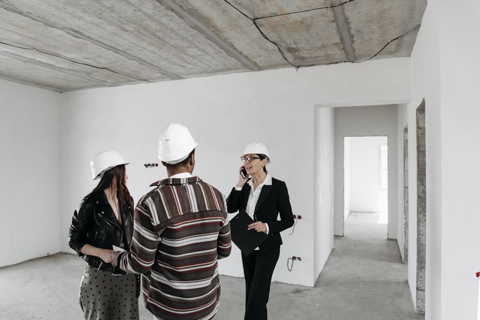 Réunion entre un chef de chantier SenBTP et un client sur le site des travaux